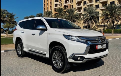 أبيض Mitsubishi Montero, 2020 للإيجار في دبي