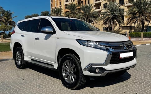 Blanc Mitsubishi Montero, 2020 à louer à Dubaï