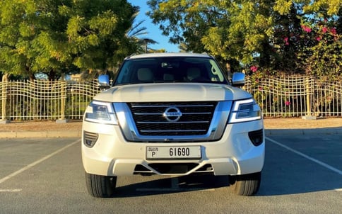 白色 Nissan Patrol V6, 2020 迪拜汽车租凭