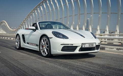 白色 Porsche Boxster, 2017 迪拜汽车租凭
