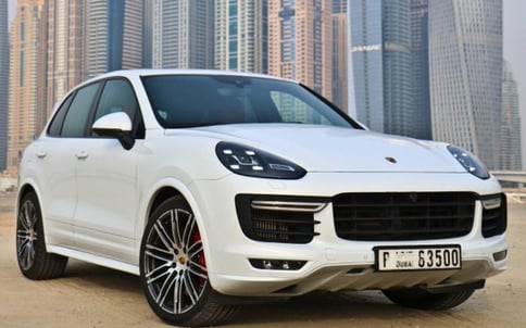 白色 Porsche Cayenne GTS, 2016 迪拜汽车租凭