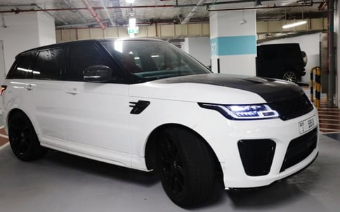 أبيض Range Rover SVR, 2021 للإيجار في دبي