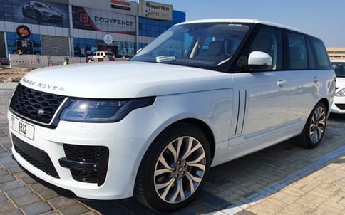 أبيض Range Rover Vogue, 2020 للإيجار في دبي