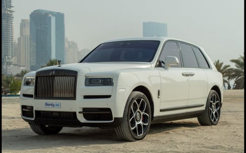 أبيض Rolls Royce Cullinan Black Badge, 2021 للإيجار في دبي
