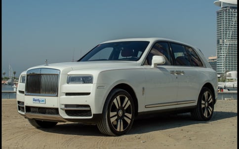 أبيض Rolls Royce Cullinan, 2020 للإيجار في دبي