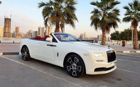 أبيض Rolls Royce Dawn, 2019 للإيجار في دبي