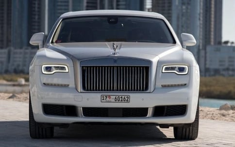 أبيض Rolls Royce Ghost, 2019 للإيجار في دبي