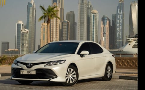 白色 Toyota Camry, 2019 迪拜汽车租凭