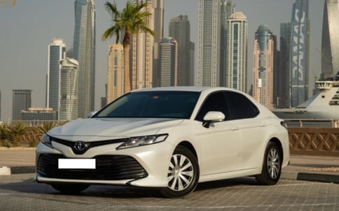 白色 Toyota Camry, 2019 迪拜汽车租凭