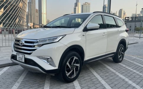 أبيض Toyota Rush, 2022 للإيجار في دبي