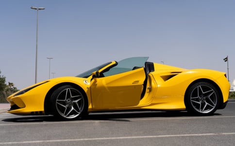 الأصفر Ferrari F8 Tributo Spyder, 2021 للإيجار في دبي