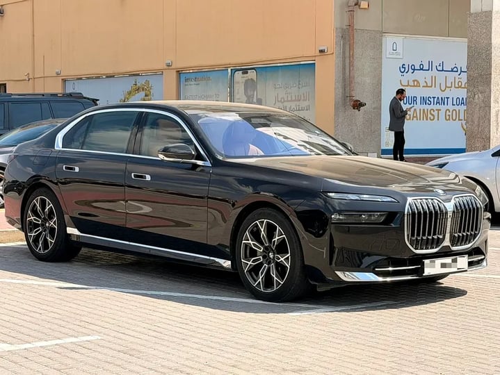 BMW 7 Series (Black)