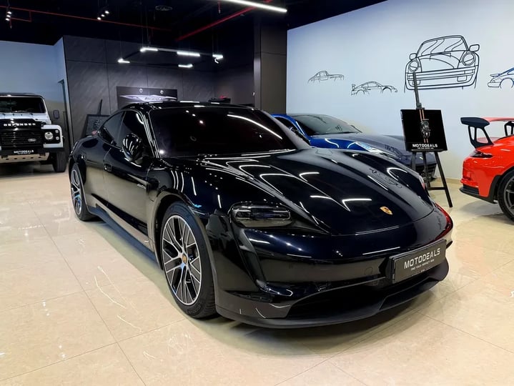 Porsche Taycan (Nero)