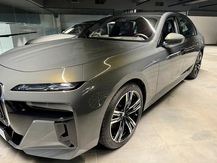 BMW 7 Series (Grey)