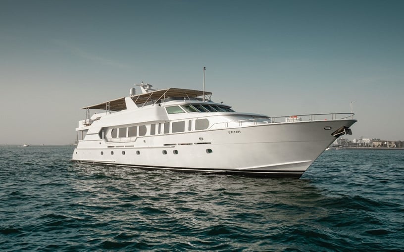 إيجار Hatteras Poseidon 118 قدم زورق قوي فيDubai Harbour في دبي