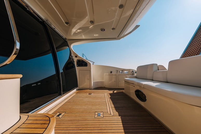 在迪拜 租 Azimut 8ofUs 55 英尺 (17m) 动力船 在迪拜港 3