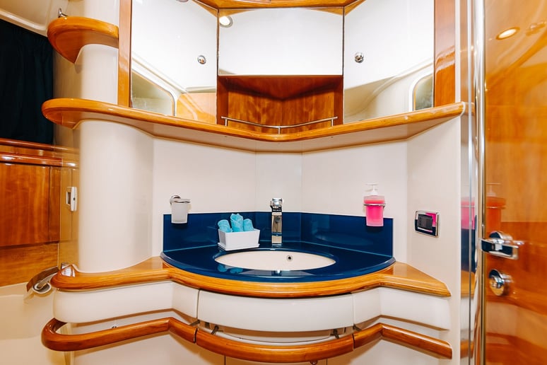 在迪拜 租 Azimut 8ofUs 55 英尺 (17m) 动力船 在迪拜港 7