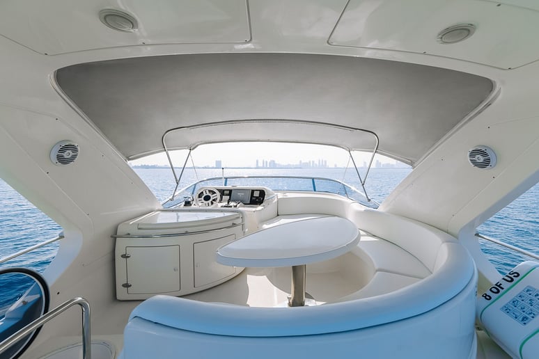 在迪拜 租 Azimut 8ofUs 55 英尺 (17m) 动力船 在迪拜港 2
