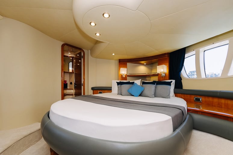 在迪拜 租 Azimut 8ofUs 55 英尺 (17m) 动力船 在迪拜港 6