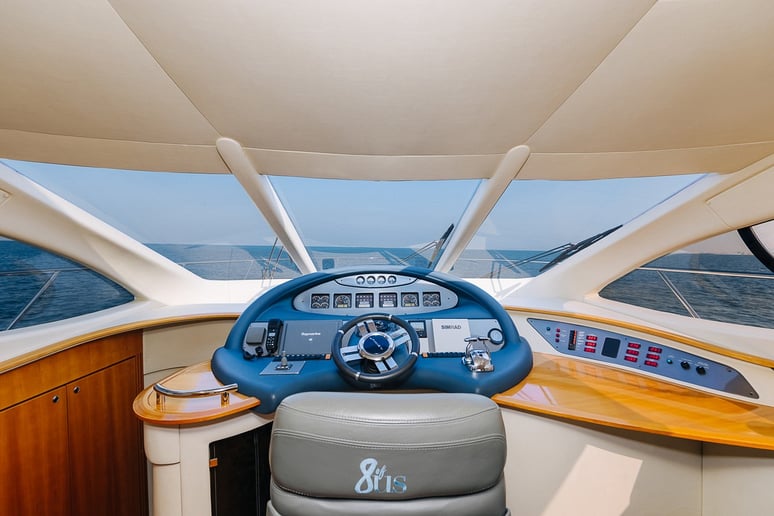 在迪拜 租 Azimut 8ofUs 55 英尺 (17m) 动力船 在迪拜港 4