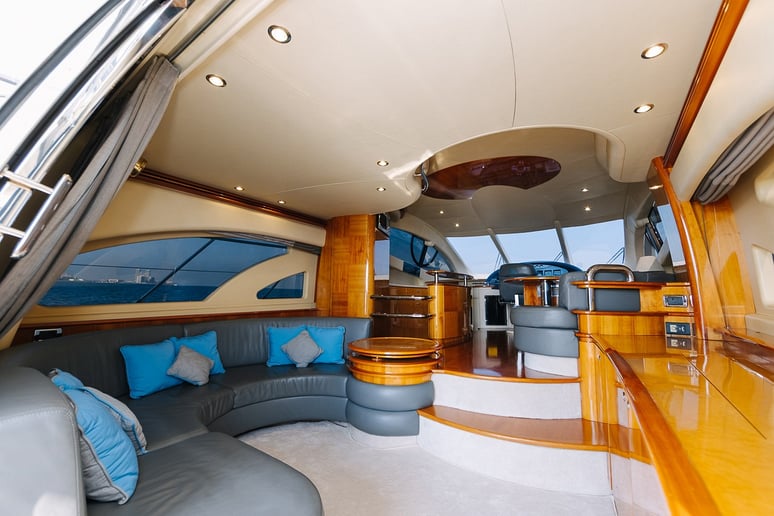 在迪拜 租 Azimut 8ofUs 55 英尺 (17m) 动力船 在迪拜港 5