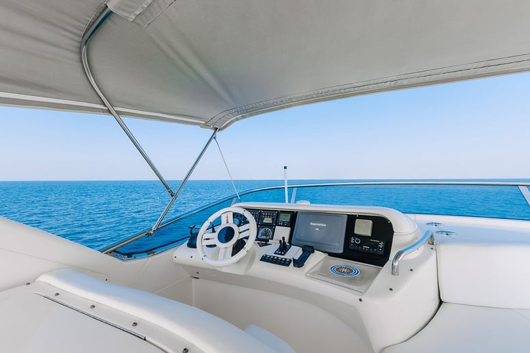 在迪拜 租 Azimut 8ofUs 55 英尺 (17m) 动力船 在迪拜港 1