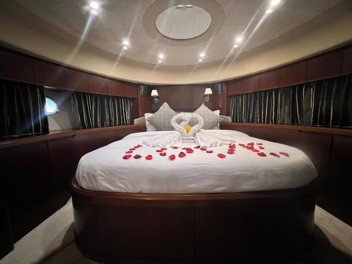 在迪拜 租 Princess Amotea 72 英尺 (22m) 动力船 在迪拜港 4