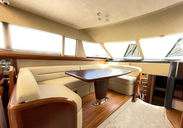 在迪拜 租 Princess Amotea 72 英尺 (22m) 动力船 在迪拜港 2