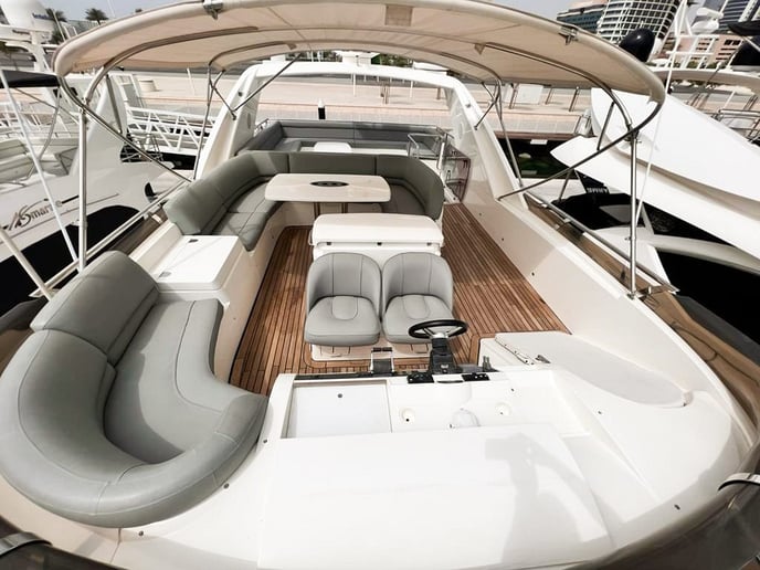 在迪拜 租 Princess Amotea 72 英尺 (22m) 动力船 在迪拜港