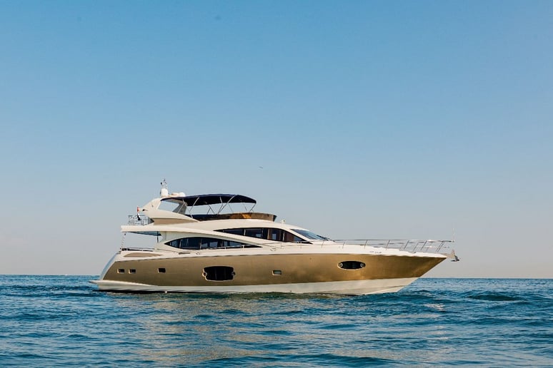 Sky Walker Astra 76 pie (24m) Barco de motor en Dubai Harbour para alquiler en Dub&aacute;i 18