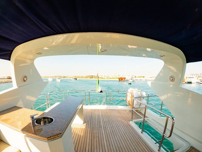 Sky Walker Astra 76 pie (24m) Barco de motor en Dubai Harbour para alquiler en Dub&aacute;i 10