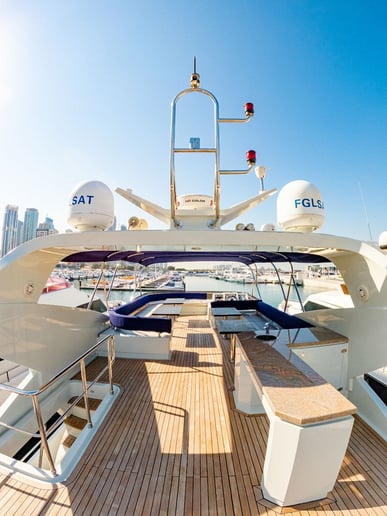 Sky Walker Astra 76 pie (24m) Barco de motor en Dubai Harbour para alquiler en Dub&aacute;i 13