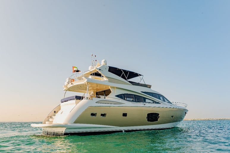 Sky Walker Astra 76 pie (24m) Barco de motor en Dubai Harbour para alquiler en Dub&aacute;i 20