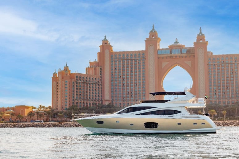 Sky Walker Astra 76 pie (24m) Barco de motor en Dubai Harbour para alquiler en Dub&aacute;i 19