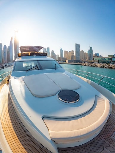 Sky Walker Astra 76 pie (24m) Barco de motor en Dubai Harbour para alquiler en Dub&aacute;i 21