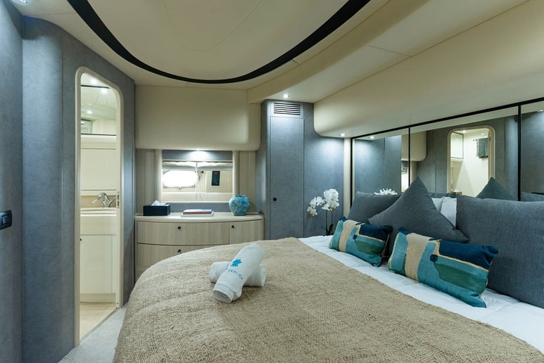 Azimut Anna with Jacuzzi 85 ft (26m) Power boat in Dubai Harbour for rent in Dubai 14