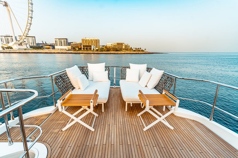 在迪拜 租 Azimut Magellano 66 英尺 (21m) 动力船 在迪拜滨海湾 3