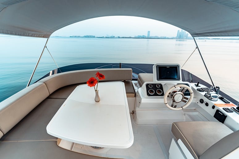 Azimut Magellano 43 pie (14m) Barco de motor en Dubai Marina para alquiler en Dub&aacute;i 3