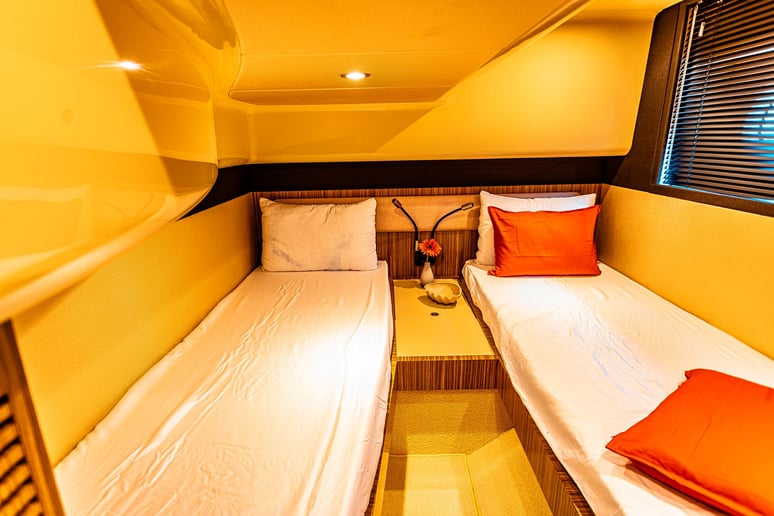 Azimut Magellano 43 pie (14m) Barco de motor en Dubai Marina para alquiler en Dub&aacute;i 10