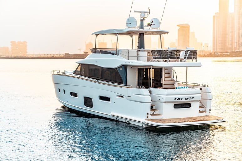 在迪拜 租 Azimut Magellano 66 英尺 (21m) 动力船 在迪拜滨海湾