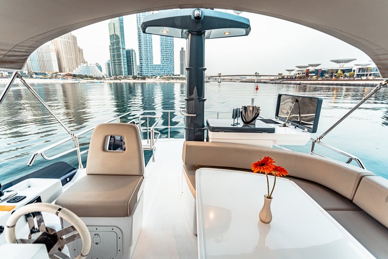 Azimut Magellano 43 pie (14m) Barco de motor en Dubai Marina para alquiler en Dub&aacute;i 2