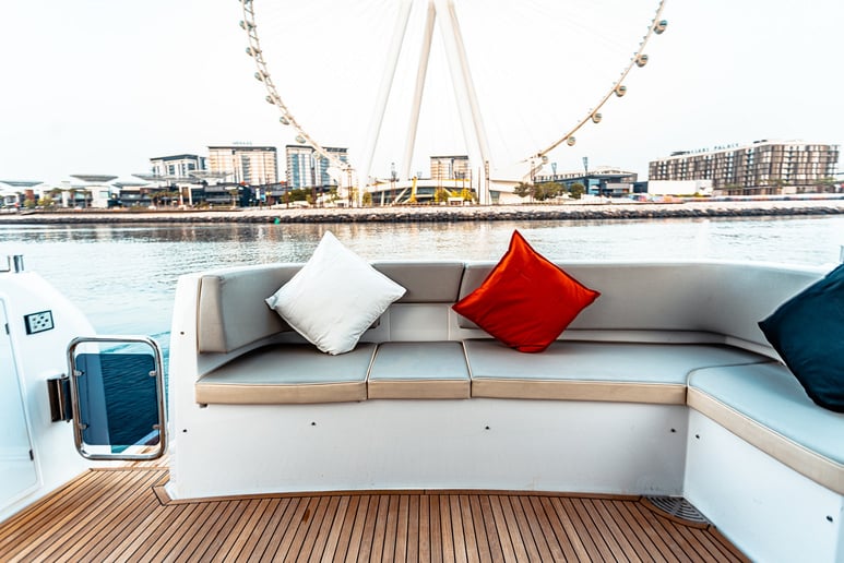 Azimut Magellano 43 pie (14m) Barco de motor en Dubai Marina para alquiler en Dub&aacute;i 6