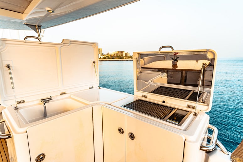 在迪拜 租 Azimut Magellano 66 英尺 (21m) 动力船 在迪拜滨海湾 8
