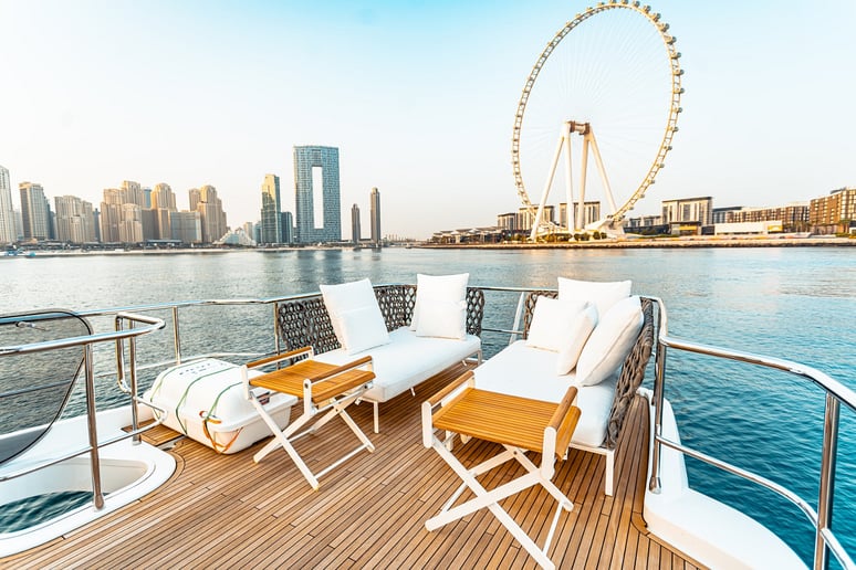 在迪拜 租 Azimut Magellano 66 英尺 (21m) 动力船 在迪拜滨海湾 2
