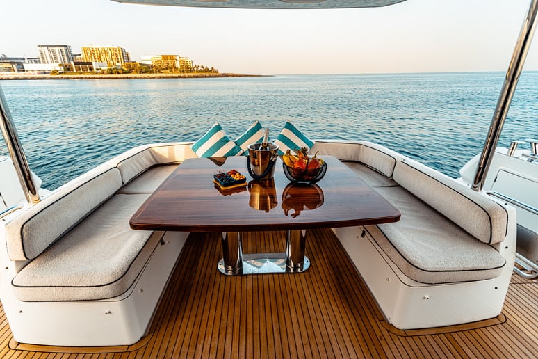 在迪拜 租 Azimut Magellano 66 英尺 (21m) 动力船 在迪拜滨海湾 4