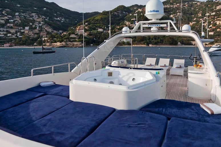 Benetti Gallus 115 pie (36m) Barco de motor en Dubai Harbour para alquiler en Dub&aacute;i 4