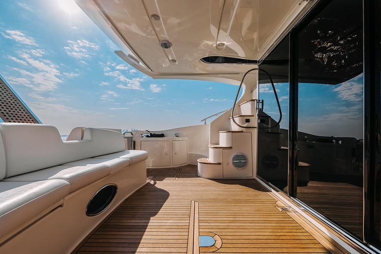 Azimut Candy 50 Fu&szlig; (16m) Motorboot in Dubai Harbour  zur Miete in Dubai 3