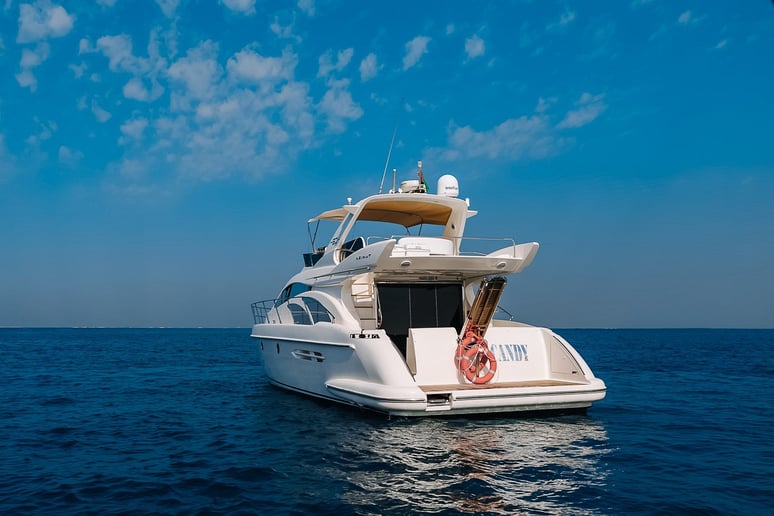 Azimut Candy 50 Fu&szlig; (16m) Motorboot in Dubai Harbour  zur Miete in Dubai