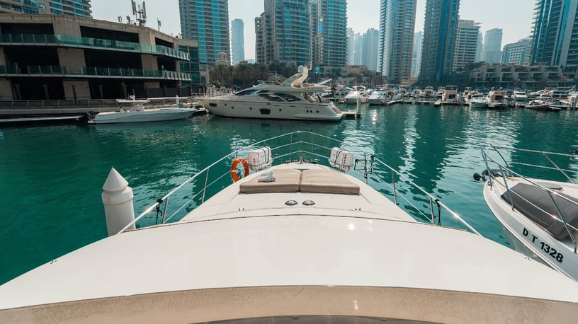 Motorboot Azimut Etosha 58 ft (18m) in Dubai Marina te huur in Dubai 5