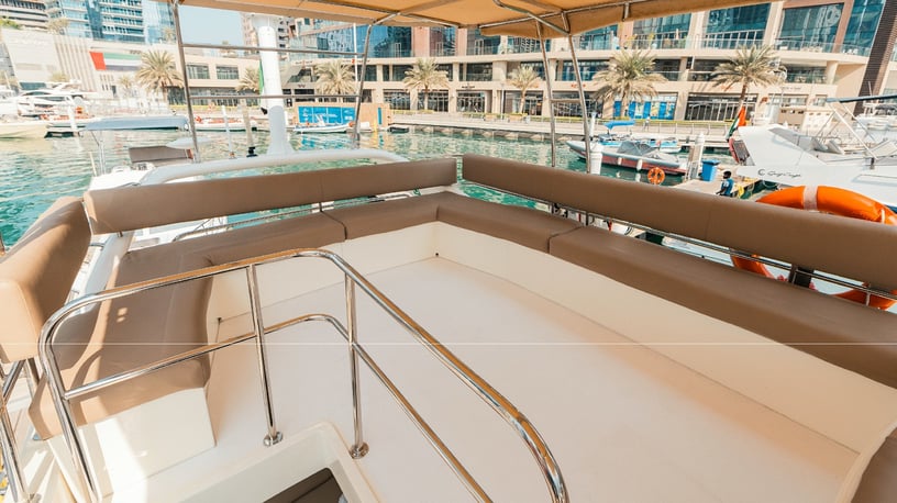 Motorboot Azimut Etosha 58 ft (18m) in Dubai Marina te huur in Dubai 4
